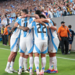 Argentina clasificó a cuartos con victoria in extremis sobre Chile