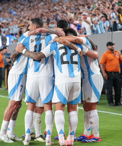 Argentina clasificó a cuartos con victoria in extremis sobre Chile