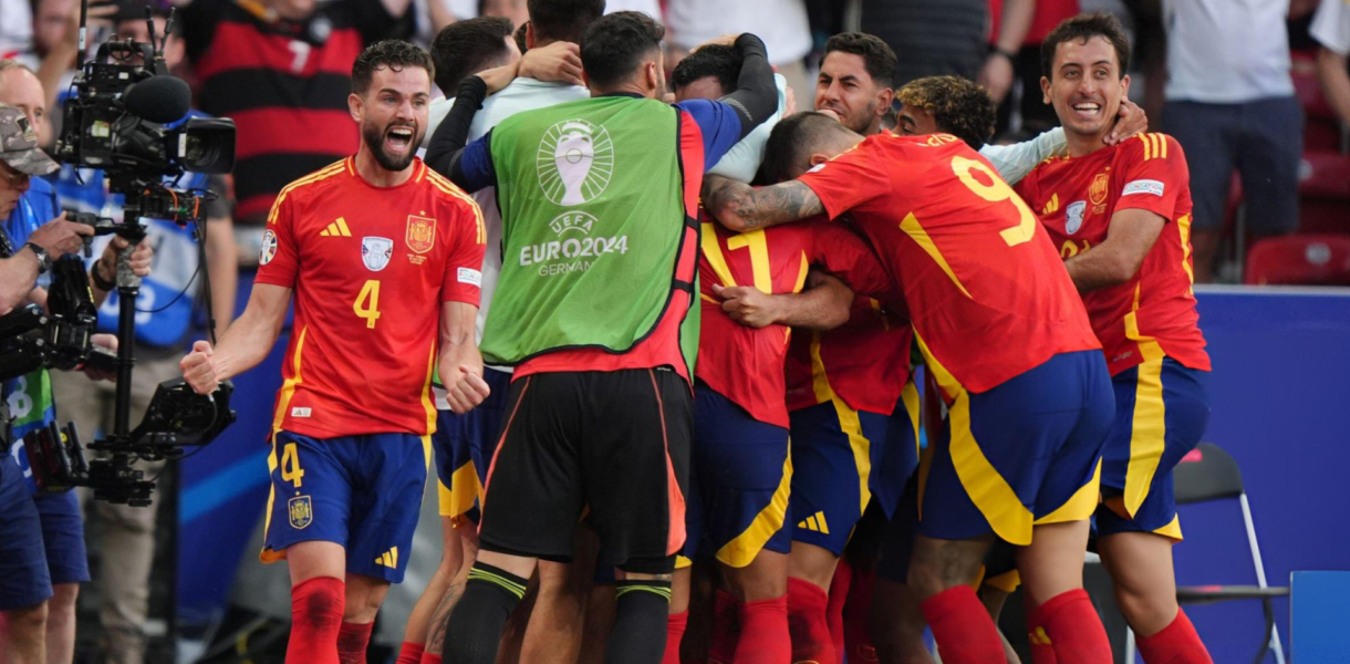 España derrotó 2-1 a Alemania en un dramático final de partido y se clasificó a la semifinal de la Eurocopa.