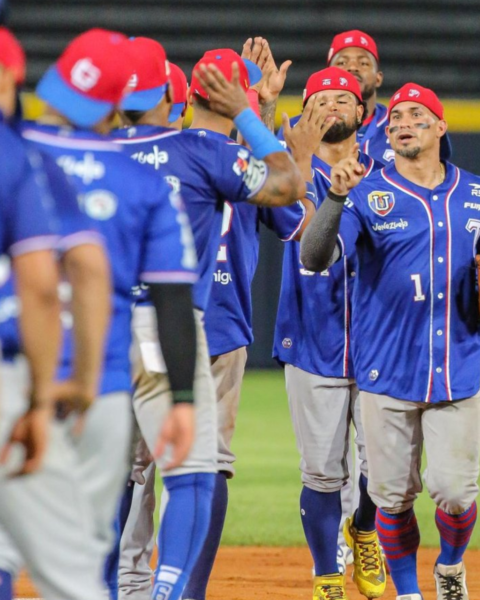 Tiburones se llevó la serie ante Águilas con blanqueada