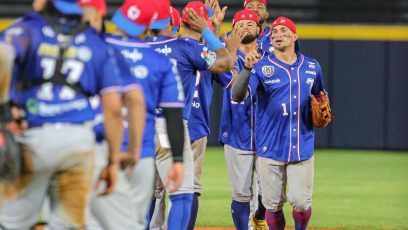 Tiburones se llevó la serie ante Águilas con blanqueada