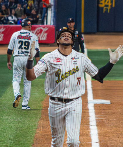 Leones doblegó al Magallanes en el duelo de Eternos Rivales