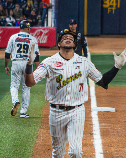 Leones doblegó al Magallanes en el duelo de Eternos Rivales