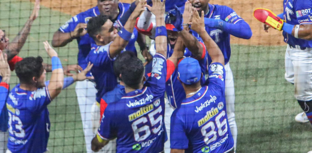 Tiburones dejó en el terreno a Tigres y se afianzó en el liderato