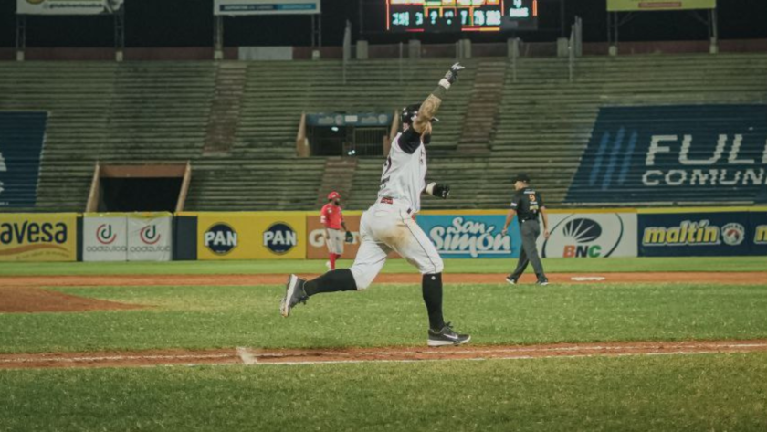 Águilas terreneó a Cardenales con el hit 600 de Alí Castillo