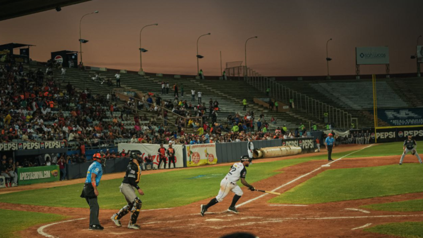 Águilas y Leones se repartieron la doble cartelera