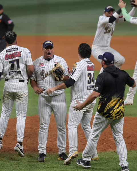 Leones remontó ante Tiburones y se quedó con el juego extra