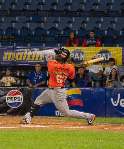 Águilas aplastó a Tiburones en un derbi de jonrones
