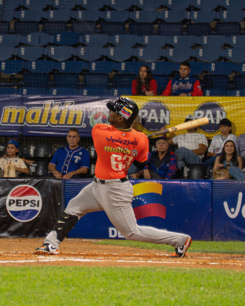 Águilas aplastó a Tiburones en un derbi de jonrones