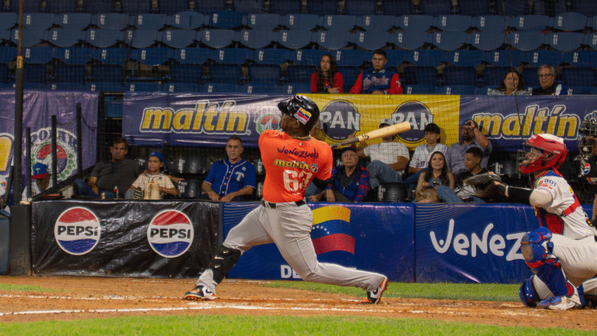 Águilas aplastó a Tiburones en un derbi de jonrones