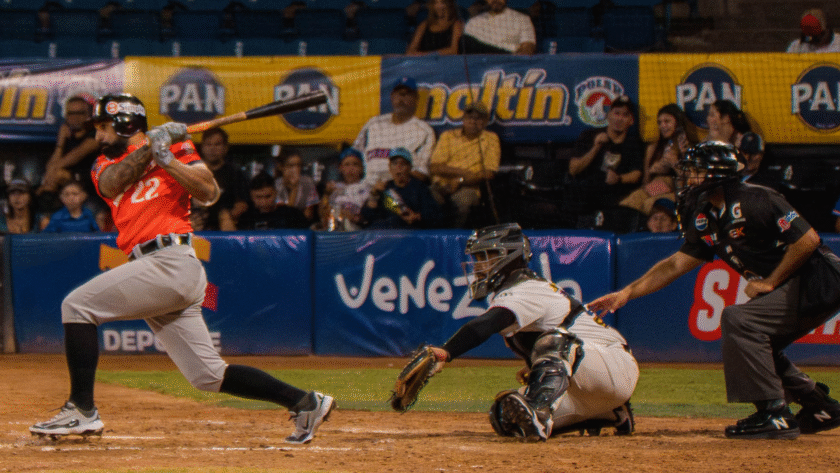 Águilas recupera el vuelo y derrota nuevamente a Tiburones