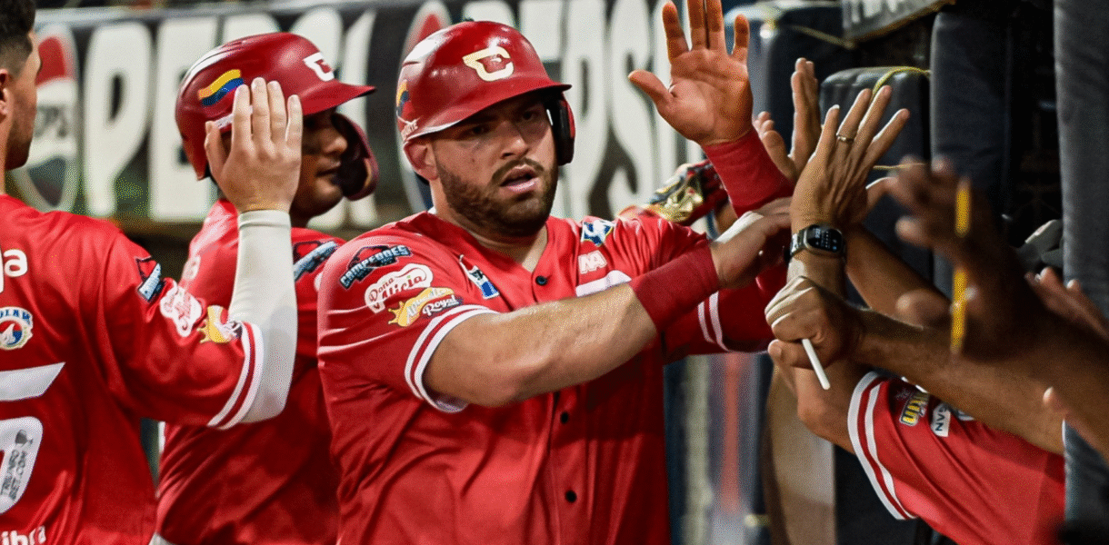 Cardenales desplumó a las Águilas a punta de batazos