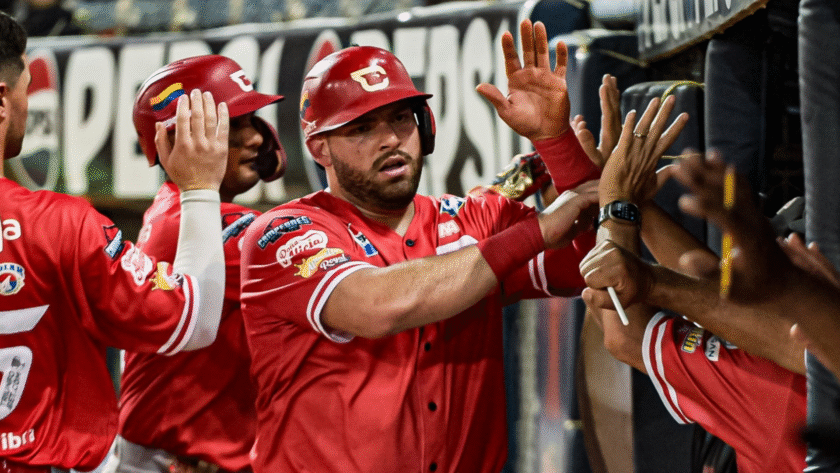 Cardenales desplumó a las Águilas a punta de batazos