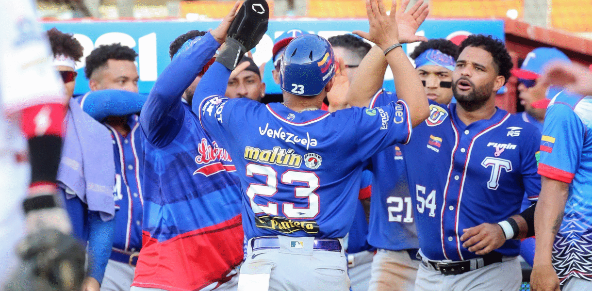 Tiburones le cortó las alas a Cardenales a punta de batazos