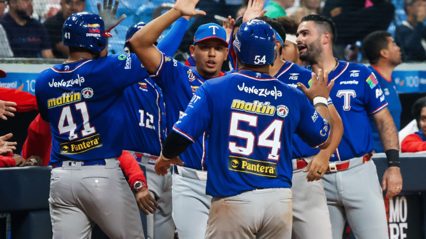 Tiburones triunfó en una noche de terror para el pitcheo de Leones