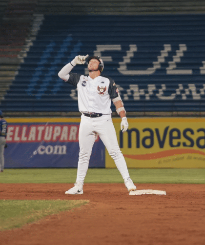 Águilas dejó en el terreno a Tiburones y se afianzó en el liderato