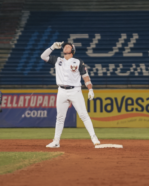 Águilas dejó en el terreno a Tiburones y se afianzó en el liderato