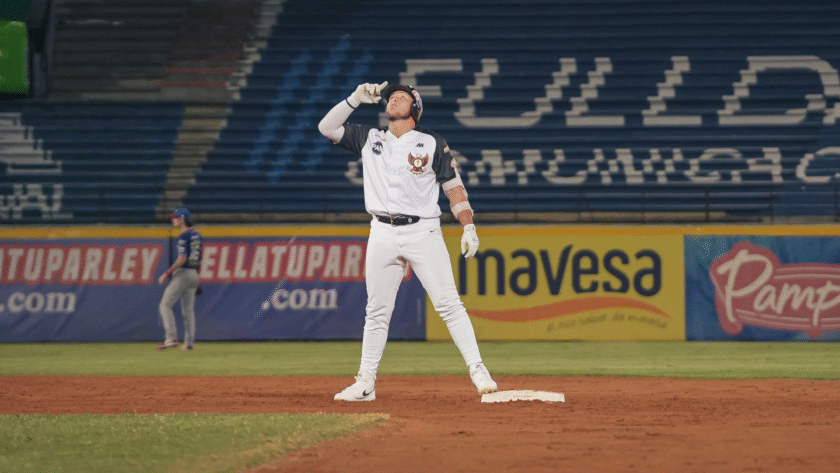 Águilas dejó en el terreno a Tiburones y se afianzó en el liderato