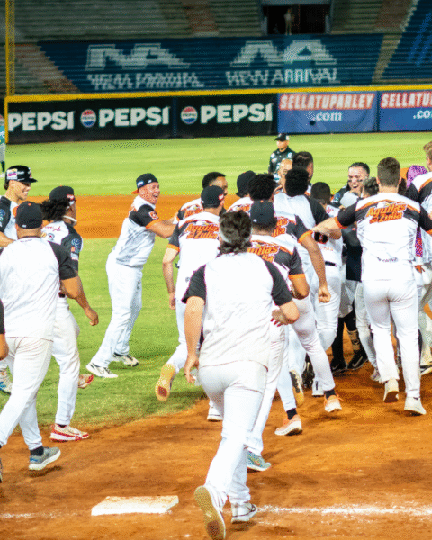 Águilas terreneó a Bravos en emocionante Amanecer Naranja