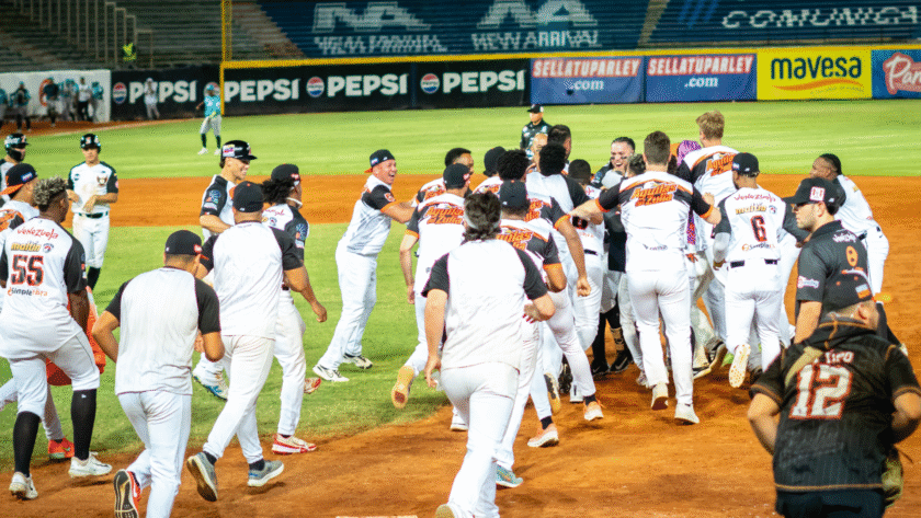 Águilas terreneó a Bravos en emocionante Amanecer Naranja
