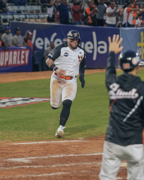 Águilas vuela alto y mantiene la cima al vencer a Bravos