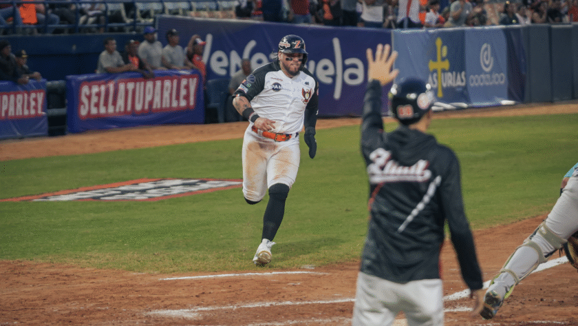 Águilas vuela alto y mantiene la cima al vencer a Bravos
