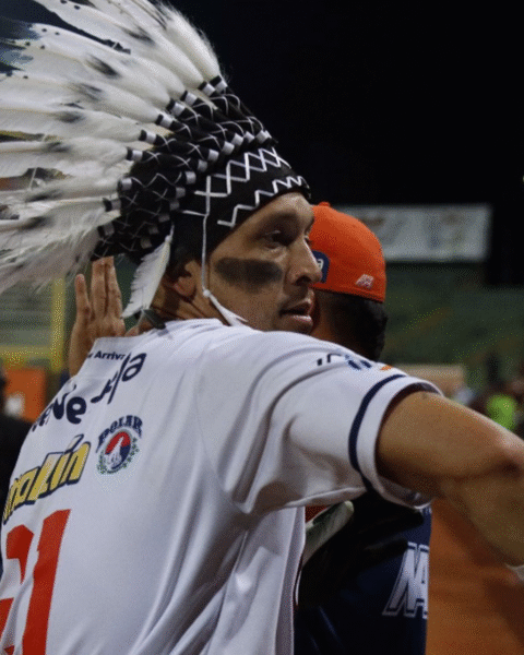 Caribes remontó por tercera noche en fila y aplastó a Tiburones