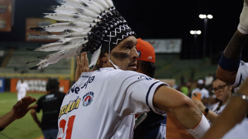 Caribes remontó por tercera noche en fila y aplastó a Tiburones