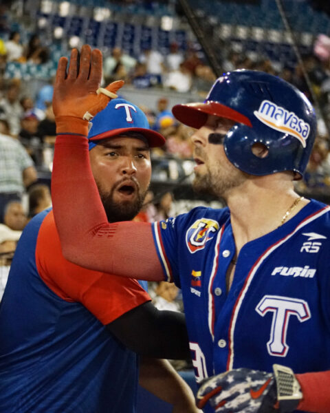 Tiburones dominaron en Valencia y se impusieron ante Magallanes