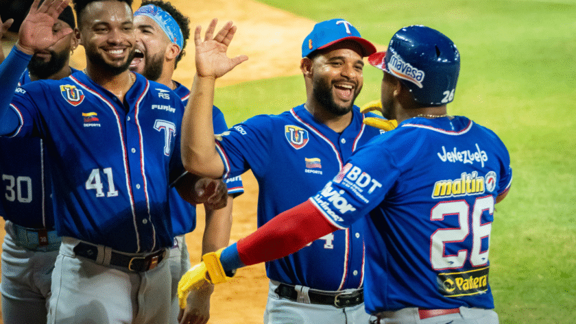 Tiburones exhibió su poder para superar a Águilas