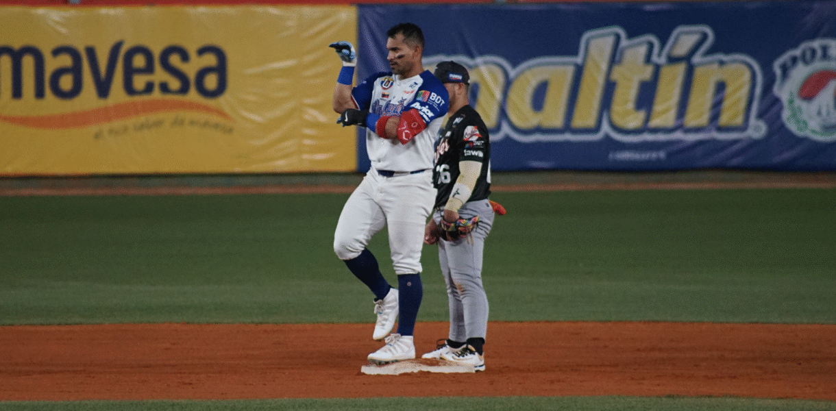 Tiburones completó una apabullante victoria sobre Bravos
