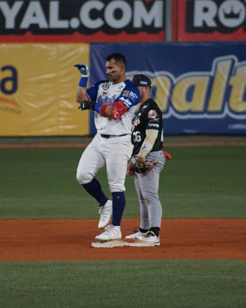 Tiburones completó una apabullante victoria sobre Bravos