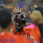 Águilas cortó su mala racha con una agónica victoria sobre Tiburones