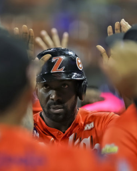 Águilas cortó su mala racha con una agónica victoria sobre Tiburones