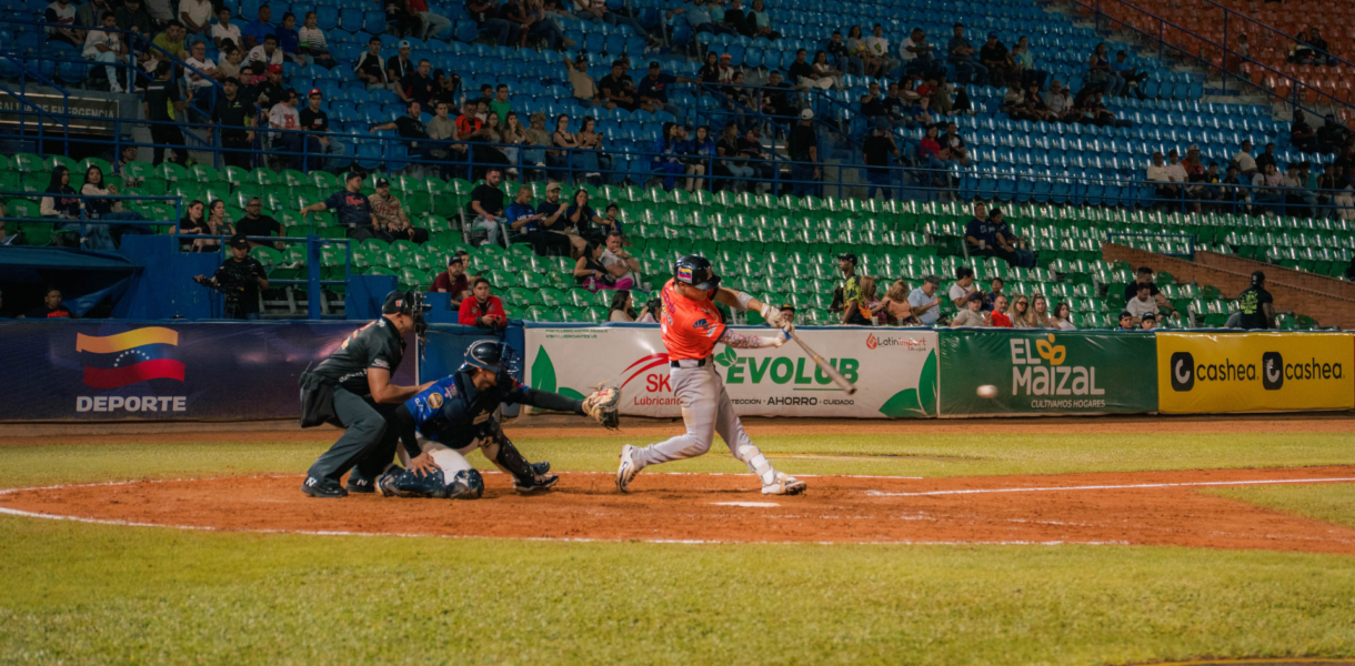 Águilas domó a Tigres en la noche histórica de Silvino Bracho
