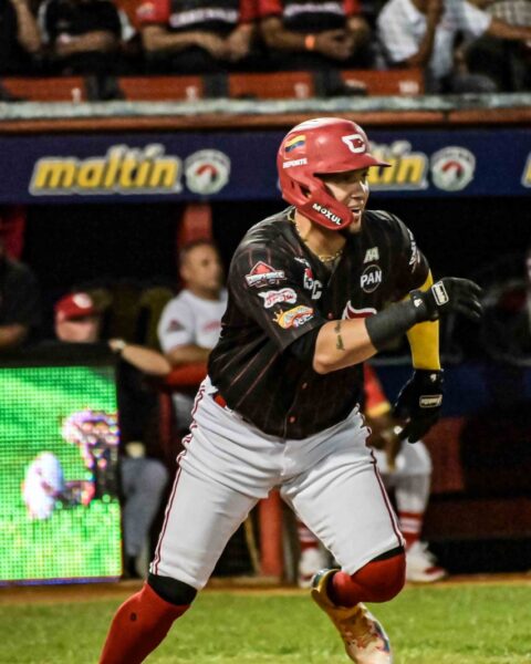 Cardenales controla a Tiburones y se queda con un sólido triunfo en casa