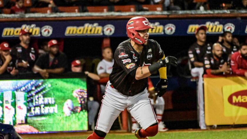 Cardenales controla a Tiburones y se queda con un sólido triunfo en casa