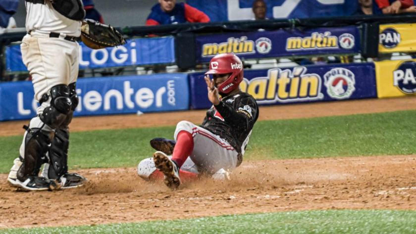 Cardenales derrotó con suspenso a Tiburones en Macuto
