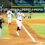 Con jonrón decisivo de Jackson Chourio, Águilas superó a Caribes y roza el Round Robin
