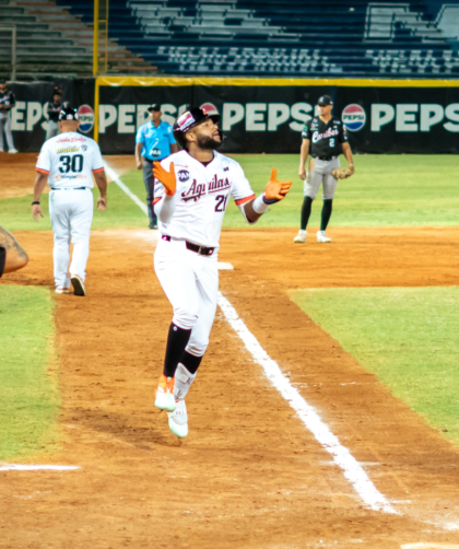 Con jonrón decisivo de Jackson Chourio, Águilas superó a Caribes y roza el Round Robin
