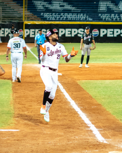 Con jonrón decisivo de Jackson Chourio, Águilas superó a Caribes y roza el Round Robin