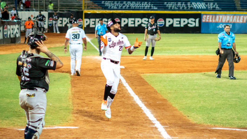 Con jonrón decisivo de Jackson Chourio, Águilas superó a Caribes y roza el Round Robin