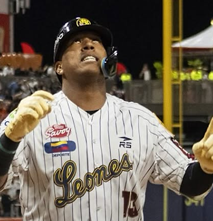 Leones se impone en «El Monumental» y frena a Magallanes