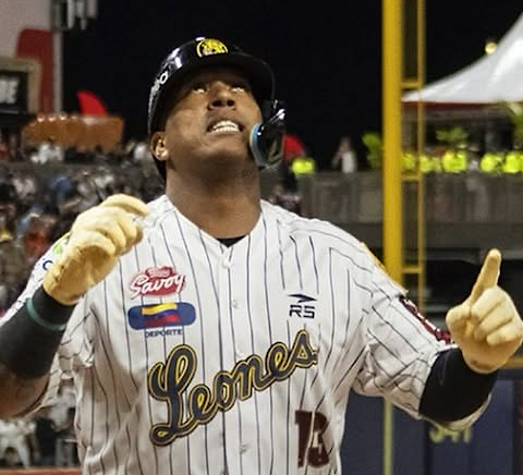 Leones se impone en «El Monumental» y frena a Magallanes