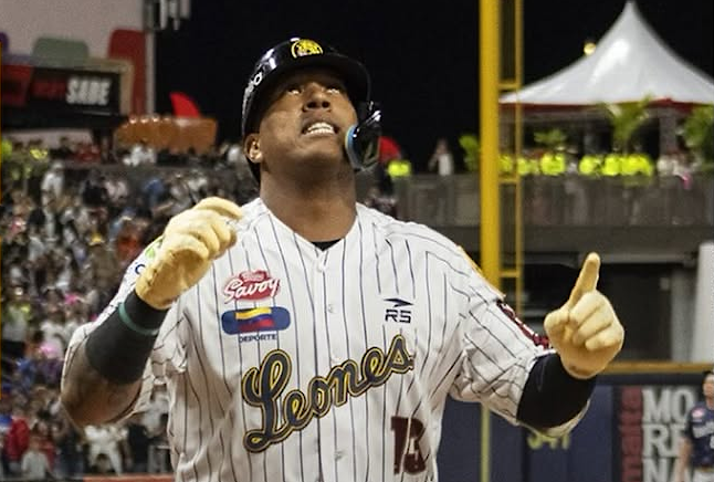 Leones se impone en «El Monumental» y frena a Magallanes