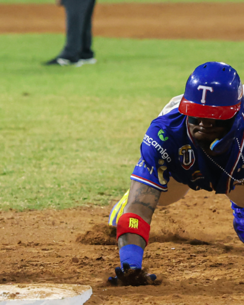 Tiburones remontó ante Caribes y se metió a la zona de clasificación