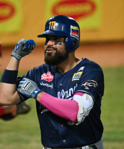 Renato Núñez hace historia y Magallanes arrolla a Bravos