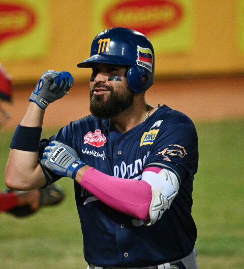 Renato Núñez hace historia y Magallanes arrolla a Bravos