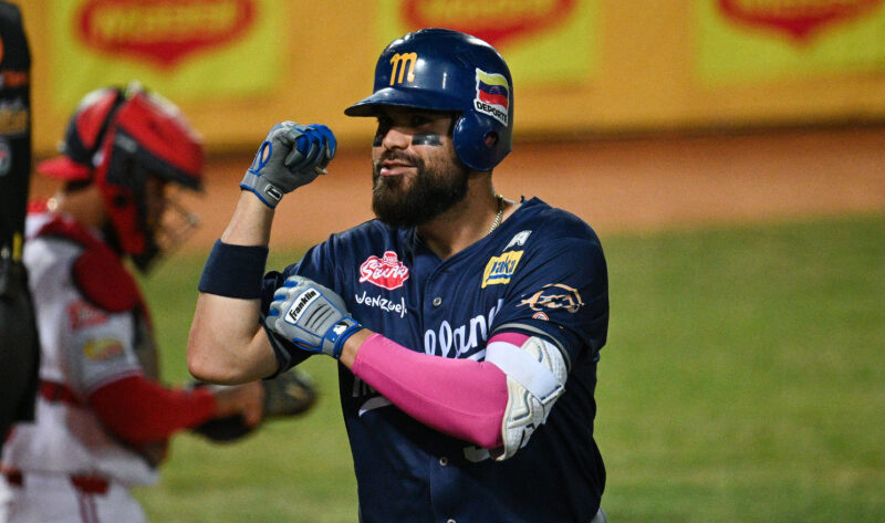 Renato Núñez hace historia y Magallanes arrolla a Bravos