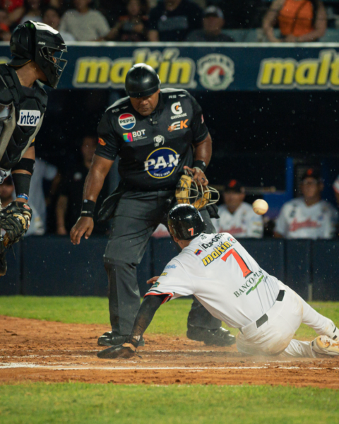 Águilas blanqueó a Leones en el estreno de Guillermo Quiroz